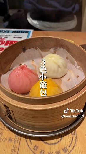 大阪駅前第3ビル地下2階にある「焼売のジョー」は、昼飲みから仕事帰りの一杯まで使いやすい、常に賑わう大衆居酒屋。 名物の焼売は肉・海鮮・揚げなど種類が豊富で、どれも蒸したて熱々。お酒との相性も抜群の焼売。少量ずつ楽しめる盛り合わせがあるのも嬉しいポイント。 焼売以外にも、中華系の一品料理が充実しており、麻婆豆腐やエビチリ、味玉などお酒が進むメニューがあるとのこと。ハイボールやビールが手頃な価格で楽しめるため、コスパの良さも魅力。店内はカウンターとテーブル席があり、1人飲みからグループ利用まで幅広く対応している。 サクッと飲みたい時にも、しっかり食べたい時にも使える一軒。 【店舗情報】 店名：焼売のジョー 大阪駅前第三ビル店 住所：大阪府大阪市北区梅田1-1-3 大阪駅前第3ビル B2F アクセス：北新地駅徒歩約2分／東梅田駅徒歩約6分 営業時間：12:00〜22:30（L.O. 料理21:30／ドリンク22:00） 定休日：なし 予算目安：昼 〜2,000円／夜 〜3,000円 ジャンル：居酒屋・中華 席数：カウンター・テーブルあり、全席禁煙 ※情報は変わる場合あり #大阪居酒屋 #駅