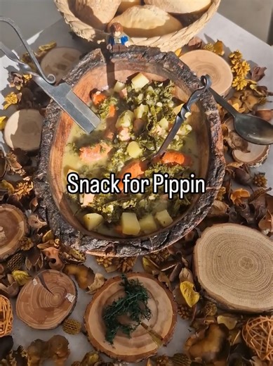 #lotr #hobbit #cooking #recipes #lordoftherings Snack for Pippin Ingredients: 900 g fresh kale Salt 1 tbsp butter 2 shallots, finely diced 4 cups vegetable stock 1 tbsp powdered bouillon 3 tbsp Dijon mustard 450 g potatoes, peeled and diced 300 g smoked pork loin, cut into small pieces 4 pork grilling sausages 3 tbsp rolled oats Celery salt Freshly ground black pepper Nutmeg Preparation: Rinse the kale leaves thoroughly. Fill a large pot with water, salt it well, add the kale, bring to a boil, t