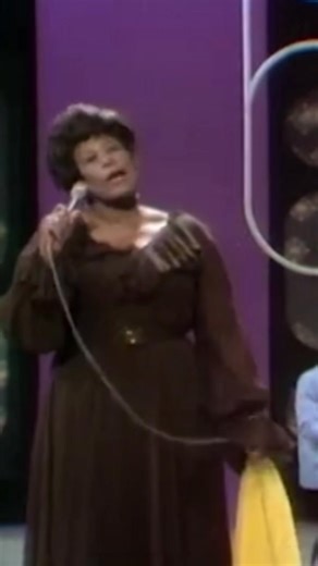 Mr. Paganini please play her rhapsody! Ella swinigin' it on the Ed Sullivan Show in 1968! 🎥: NBC | Ella Fitzgerald