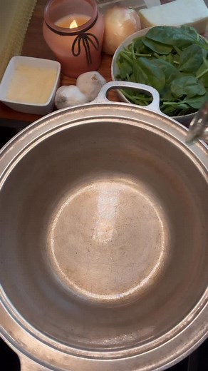 Can’t decide between pasta or soup tonight? You don’t have to 😌✨ This lasagna soup is cozy, cheesy, and tastes like a big bowl of comfort Here’s how I made it👇 Recipe 1 tbsp olive oil 1 lb ground beef 1 yellow onion, diced 4 garlic cloves, minced 1 1/2 tbsp tomato paste 1 tsp Italian seasoning 1 tsp salt 1/2 tsp black pepper 20 oz can tomato sauce or tomato puree 4 cups chicken broth 1/3 cup heavy cream 8 to 10 lasagna noodles, broken into bite sized pieces 1/2 cup grated parmesan 1 handful sh