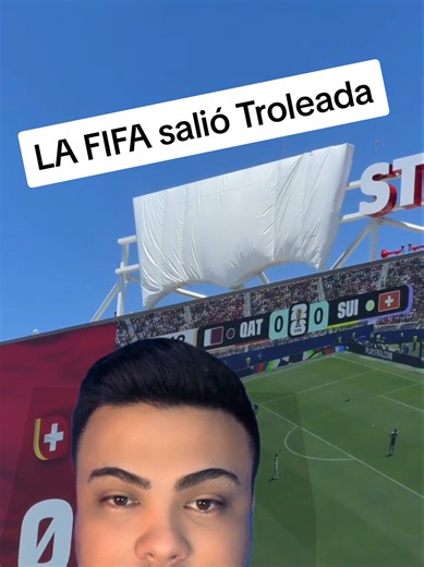 🚨 La FIFA quiso esconder a Levi’s… pero la marca respondió con una jugada maestra 😂👖⚽ Después de que el logo de Levi’s fuera cubierto en su propio estadio por las reglas del Mundial 2026, la marca decidió tomárselo con humor y cambió su foto de perfil recreando el momento: su logo tapado con una manta. Una pequeña “burla” que terminó convirtiéndose en una gran estrategia de marketing. A veces, esconder una marca… ¡hace que todo el mundo hable más de ella! 🔥 ¿Crees que Levi’s hizo una geniali