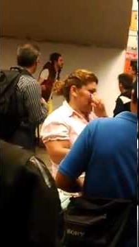 Gay afeminado peleando en el metro