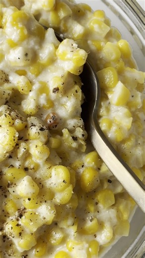 Creamed corn deserves a spot on every Thanksgiving table, especially when it’s this rich, cozy, and made from scratch. Sweet corn simmered in a creamy Parmesan sauce = the ultimate holiday comfort side. It’s warm, it’s nostalgic, and it pairs perfectly with turkey, ham, and every other dish on your feast-day plate. Save this one… your Thanksgiving spread will thank you. Creamed Corn🌽 Cook time: 30 min Ingredients: 2 tbsp butter 1 tbsp flour 2 cups whole milk 3.5 cups fresh corn kernels 2 cloves