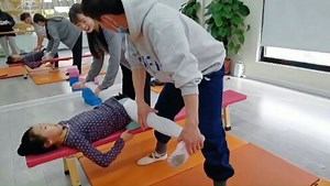 学习舞蹈_舞蹈生的开腿训练，老师不断加大力度下压，女孩疼哭了