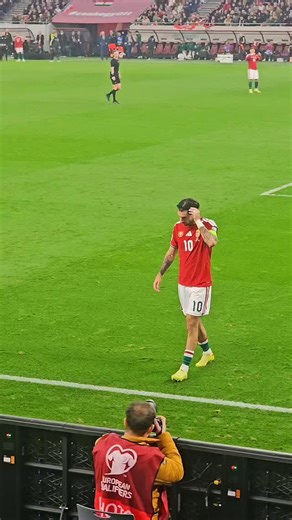 You did all you could ♥️ Our commiserations go out to Szoboszlai and Kerkez, who both were unfortunately unable to qualify for next year's World Cup with Hungary. They both grabbed an assist against Ireland, but the Boys in Green ultimately won the match 3-2. You've got to feel for Szoboszlai especially, who, as the captain of the national team, will feel the responsibility the most. As for the Irish, enjoy the win and good luck in the playoffs! Video via @java_julian | Mentality Giants