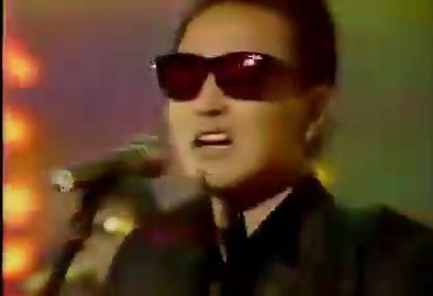 井上陽水『ジャストフィット』夜ヒットで安全地帯をバックに従えシャウト。この時点でアルバム未収録、シングルにもなっていないこの曲を何故チョイスしたのかは謎。らしいといえばらしいか。当時のフジの看板番組で『ジャストフィット、アーハ！』とハイトーンシャウトしちゃう爽快感よね。