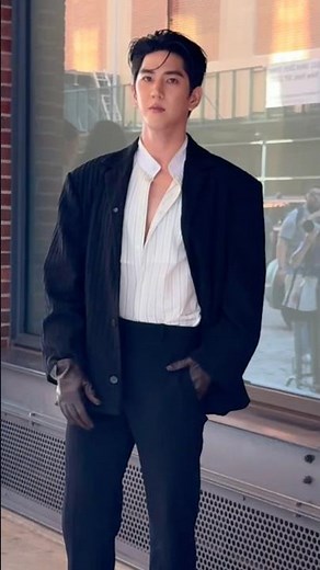 Sea Tawinan’s arrival at the Calvin Klein Collection Spring 2027 runway show by Veronica Leoni.