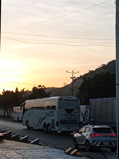 Expresos del Mar unidad 114 con el amanecer de oriente @Expresos Del Mar C.A @Yoandrys 💜💜 @📷Maria_torres📷 @Gabo Rodríguez@Pilotos de carreteras de Améri @Eduinw_Express📸🚍 @LEIVA.BUSES #expresosdelmar #venezuela🇻🇪 #busesdevenezuela #amanecer #irizar