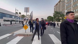 The CHIPS Riot team has begun using physical force to clear roadways just ahead of the LA CURFEW. HUNDREDS of rioters are refusing to leave despite the curfew. Violence has broken out in New York as well. With rioters skirmishing against police officers in the Big Apple. (Credit: https://linktr.ee/camhigby) | Kevin Steele