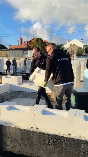 First Open Day of 2026 on a SYSTEM 3E construction site! 🥳 Around 1️⃣0️⃣0️⃣ visitors, countless conversations, inspiring people and one really great project. The energy on site was incredible – thank you to everyone who came, asked questions, shared insights and spent this day with us. This year is clearly shaping up to be intensive, and we couldn’t be more excited about what’s ahead. If you’re planning to start construction soon, get to know our solution and see how #SYSTEM3E can work in your 