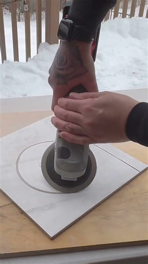Cutting a perfect ⭕️#grinder #milwaukee #tiler #howto #grind #tiles #tools