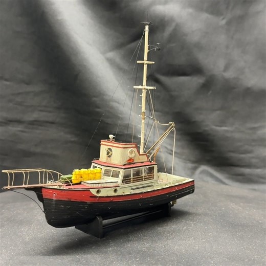 Just wrapped up my 1/87 scale Orca from Artitec 🦈⚓️ — definitely a fun change from what I usually build! The kit mixes resin and photoetched parts and even had me trying something new… rigging. Really happy with how it turned out — so many little details to take in, and it makes a great mini replica of the JAWS boat. This one’s actually a Christmas gift for my son, who’s a huge fan of the movie. Hard to believe it’s been 50 years since it came out! 🎬 Build video is up on my channel if you want