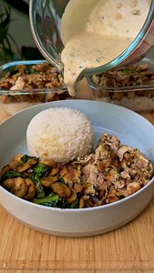 Thai green curry chicken skewers with hot honey mushrooms and Asian greens 🥬 Comment ‘recipe’ and I’ll send you a link to where you can find the full written recipe 🙌 Macros per serve: 53g protein 35g fat 62g carbs 776 calories per serve 💪 Ingredients for 3 portions: 700g Chicken Thigh Fillets For the marinade 🫚 Handful Fresh Coriander 3 Cloves of Garlic 3cm Ginger 1 Tsp Chilli Flakes 2 Tbsp Green Curry Paste 200ml Coconut Cream 2 Tbsp Olive Oil For the Green curry sauce 🥥 1 Tbsp Green Curr