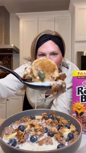 Samantha Milton on Instagram: "@kelloggsus Checks breakfast off my list- this meal is nutritious, delicious and loaded with protein & fiber to keep me fueled and some sugar for energy. 🥣🩷 #kelloggspartner #mom #cereal #mornings #mealprep #weightloss #pcos #pcosweightloss #caloriedeficit #protein #mom #preworkout #meal"