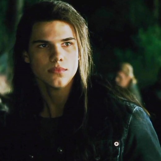 Jacob Black Long Hair Twilight : Le Look Iconique de Taylor Lautner
