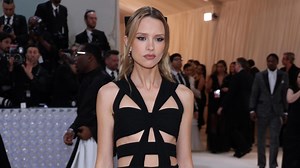 Angèle présente, hommage à Karl Lagerfeld: revivez le Met Gala 2023 (photos)