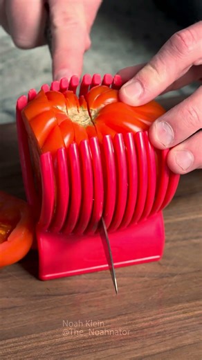 Perfectly sliced tomatoes every single time #cooking #hack #satisfying