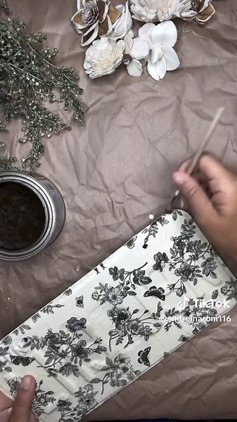 Transform Old License Plates into Spring Decor