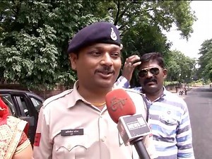 2.1M views · 39K shares | सलाम: जान हथेली पर रखकर इस कॉन्स्टेबल ने ऐसे बचाई 400 बच्चों की जिंदगी | News18 Madhya Pradesh | Facebook