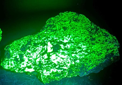 UV Reactive Moss Agate Slice, Vibrant Neon Green Bands Under Short Wave UV Light, Handcrafted Mineral Specimen, Gift for Crystal Enthusiasts - Etsy UK