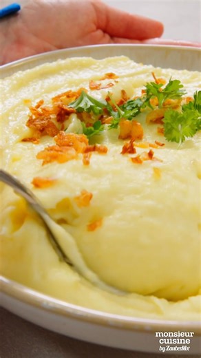 Das beste Kartoffelpüree wird definitiv mit dem Monsieur Cuisine zubereitet, denn es ist unvergleichlich cremig, buttrig und geschmeidig! 😍 🥔 Wie isst du Kartoffeln am liebsten? 🤗 Zutaten für 4 Portionen 🥣 1000 g mehligkochende Kartoffeln, geschält und in Stücken 360 g Milch 1,5 TL Salz 1 Msp. frisch geriebene Muskatnuss 50 g weiche Butter, in Stücken 1️⃣ Kartoffeln Milch und Gewürze in den Mixtopf geben und ohne Messbecher 30 Min. | Stufe 1 | 100 °C garen, dabei den Kocheinsatz als Spritzsc