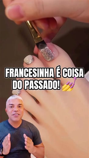 Francesinha é Coisa do Passado! 💅✨ A nova tendência para os pés chegou com tudo! Esqueça a francesinha tradicional e aposte nesse estilo moderno e cheio de brilho. O Passo a Passo: • Comece aplicando uma camada generosa de glitter na base das unhas. • Finalize com um tom de branco ou nude por cima, deixando a área da cutícula livre para destacar o brilho. Por que Apostar? • Modernidade: Um visual inovador para os pés. • Estilo: Combina sofisticação com um toque de brilho. • Personalidade: Ideal