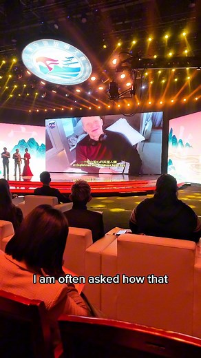 This moment still feels unreal. A father and son video that took us a full day to film and edit was seen by more than one hundred million people. Today I was invited as a guest of honour at Anhui TV to host part of the show and to talk about the success of that video. Watching it on a national screen reminded me why I love storytelling. Real moments. Real emotion. Real life. 🙏🏻❤️🇨🇳 #simoninchina #Anhui #AnHuiTV #China2025 #positivemindset #ChinaTech #happinesswithin #fatherandsongoals #china