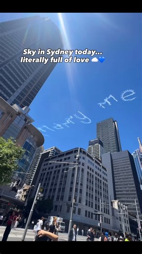 💍 Cầu hôn ở Sydney mà chơi lớn thế này thì ai dám từ chối nữa… 💙 Màn cầu hôn xa xỉ nhất Sydney – viết thẳng lên trời xanh! Dành cho những ai tin rằng, tình yêu xứng đáng được viết lên bầu trời. Không chỉ có cầu cảng và Nhà hát Con Sò, bầu trời Sydney đôi khi cũng trở thành nơi viết nên những câu chuyện tình khó quên. #SydneySignatureTours #AussieExperience #VisitSydney #SydneySky #LoveInTheAir #MarryMe | Sydney Signature Tours