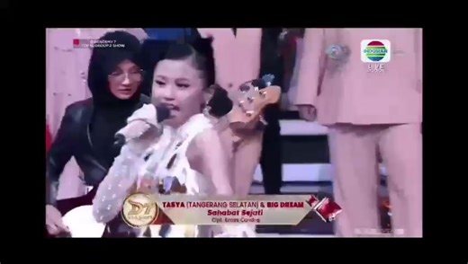big dream dan tasya di indosiar. pengalaman yg bakalan ga kami lupain. pertama perform lgsg live di panggung spektakuler da7. dpt kesempatan GR sekali doang jam 4 sore, alhamdulillah lgsg ok dan perform live malamnya. terima kasih byk utk tasya dan khususnya indosiar atas kepercayaan buat kami big dream. #bigdreamband #band #tasya #tasyada7 #tangsel credit video: indosiar