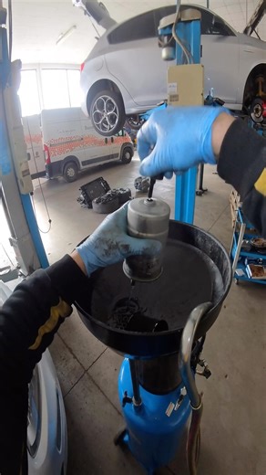 Fuel filter replacement on a Fiat Punto 1.3 Multijet #mechanic #dieselengine #multijet #fuelfilter