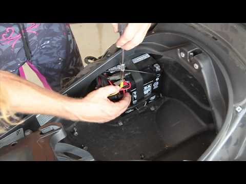 Piaggio MP3 - Battery removal | MicBergsma