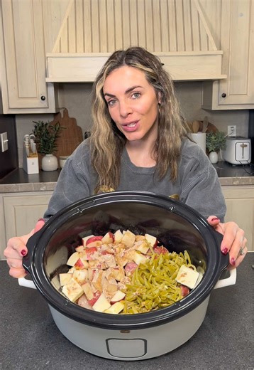 Easy low-cal Chicken with potato and green crockpot meal! #HealthyEating #crockpotrecipes #crockpot #EasyDinnerRecipe #momvlog