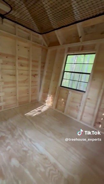 Check out the inside of this whimsical treehouse built from yellow pine. The net loft inside add more space to hang out in a cozy and comfortable space. ☕️✨ #netloft #cozyspace #tinyspaceliving #treehousebuilders #treehouseexperts #videotour