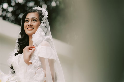 "𝙄 𝙖𝙡𝙬𝙖𝙮𝙨 𝙨𝙖𝙮 𝙩𝙝𝙖𝙩 𝙮𝙤𝙪 𝙙𝙚𝙨𝙚𝙧𝙫𝙚 𝙣𝙤𝙩𝙝𝙞𝙣𝙜 𝙡𝙚𝙨𝙨 𝙩𝙝𝙖𝙣 𝙥𝙚𝙧𝙛𝙚𝙘𝙩. 𝘽𝙪𝙩 𝙄 𝙧𝙚𝙖𝙡𝙞𝙯𝙚𝙙, 𝙄 𝙘𝙖𝙣'𝙩 𝙜𝙞𝙫𝙚 𝙮𝙤𝙪 𝙖𝙣𝙮𝙩𝙝𝙞𝙣𝙜 𝙘𝙡𝙤𝙨𝙚 𝙩𝙤 𝙩𝙝𝙖𝙩. 𝘽𝙚𝙘𝙖𝙪𝙨𝙚 𝙛𝙤𝙧 𝙢𝙚, 𝙣𝙤𝙩𝙝𝙞𝙣𝙜 𝙘𝙤𝙢𝙚𝙨 𝙘𝙡𝙤𝙨𝙚 𝙩𝙤 𝙥𝙚𝙧𝙛𝙚𝙘𝙩 𝙖𝙨 𝙮𝙤𝙪." 𝙃𝙚𝙧𝙚'𝙨 𝙆𝙧𝙞𝙨𝙩𝙞𝙖𝙣 & 𝙈𝙖𝙧𝙞𝙚𝙡𝙡𝙚'𝙨 𝙨𝙖𝙢𝙚 𝙙𝙖𝙮 𝙚𝙙𝙞𝙩 𝙬𝙚𝙙𝙙𝙞𝙣𝙜 𝙛𝙞𝙡𝙢. The Storyteller Fine Art Weddings / White Ribbons PH / Elements by Knots & Whites / Sarah Aguado