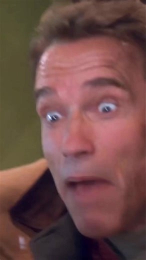 Jingle all the Way (1996) Arnold breaking down doors to get a Turbo Man Doll. #jinglealltheway #arnold #sinbad #turboman #christmasmovies