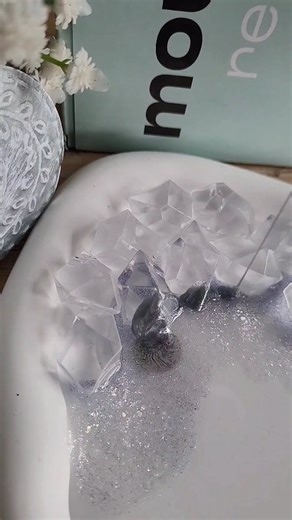 Of course they're not real ice cubes...water is resins Nemesis These are one of my all time favorites signature creations The perfect Xmas centre piece Like a winter wonderland @mouldd_resin resin used to create that glass like shine #centrepiece #winterdecor #resinideas #resin | Lily Minilli