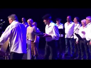 Arraya: Quand tes amis te font la surprise de fêter ton anniversaire en plein concert !!!