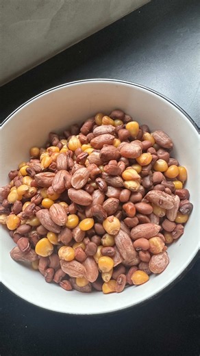 Mutakura with a Nutritional Twist! Today we are cooking one of Zimbabwe’s most loved traditional dishes Mutakura but with a nutrition boost. This hearty meal brings together Iron Cowpeas (Nyemba) and Vitamin A Maize (Chibage cheOrange maize) for a dish that does not just fill the stomach, but also nourishes the body. Ingredients: • Iron Cowpeas (Nyemba) • Peanuts (Nzungu) • Vitamin A maize (Chibage cheOrange maize) • Salt Method: Simply add all the ingredients into a pressure cooker, cook until 