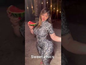 Instagram fashion influencers Ely La Bella Curvy Model Biography