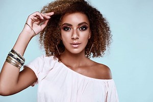 15 Side-Parted Curly Hairstyles to Spice Up The Look