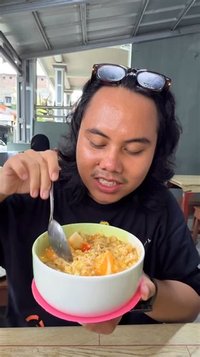 Husen Nbj on Instagram: "TERPEDESS‼️ BAHKAN ADA 3 ORG YG PINSGAN.. TAPI KANE NAGIH.. Aliggg derr.. walau pedes tapi beneran nagih jujurr.. jadi ga cuma pedes aja, ada bumbu khas nya derr! Makanya request tingkat pedes seusai dengan kemampuan lambung masing-masing der.. fav eug tetep seblak nyaa siihh.. kanee! Gimanaa.. Gassiin gaa..🛵💨 🎯JAJANAN JULID BDL🎯 @jajanan_julidbdl (Di kemiling, bkp, blok Y, gmaps : Jajanan_julidbdl) #husennbj #seblak"