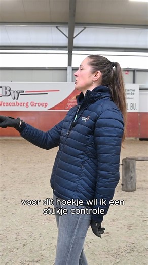 Roxana Graman Eventing on Instagram: "🇳🇱 Het crossseizoen staat weer voor de deur. De hindernissen staan alweer te popelen, voorlopig nog even op het zand. Dus: tijd om weer te trainen richting de cross. Je kunt natuurlijk niet elke week crossles volgen, maar je kunt thuis (en zelfs op buitenrit) wél heel veel oefenen dat je in de cross nodig hebt. Denk aan situaties waarin hindernissen ineens om een hoekje staan en voor je paard dus onverwacht verschijnen. Als jouw controlepunten alleen vlak 