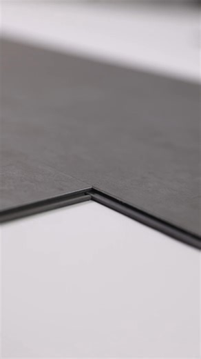 Allura Click Pro macht die #Bodenverlegung #einfach und #flexibel. Die Planken lassen sich schnell, sauber und ganz ohne Klebstoff verlegen – selbst auf leicht unebenen Untergründen. Und wenn sich der Raum verändert? Der Boden kann problemlos entfernt, wiederverwendet oder recycelt werden. Eine klickbare Lösung, die Design, Funktion und Kreislaufdenken verbindet. 👉 Alle Designs und Möglichkeiten entdecken: https://brnw.ch/21wZcpd #forboflooring #bodendesign #alluraclick | Forbo Flooring Systems