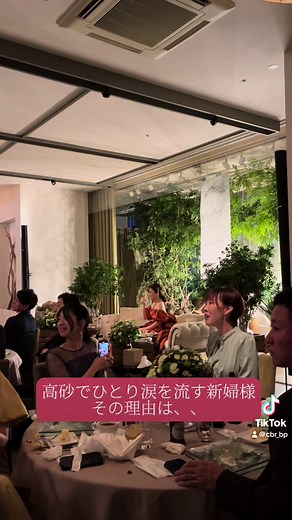 【ご新郎様からのサプライズムービー🎬✨】 ご新婦様に内緒でお子様と一緒に作ったサプライズムービー！ 涙を流しながら喜ばれているご新婦様に 赤いバラの花束のサプライズまで…🌹 会場全体が感動の涙に包まれて、 担当のプランナーも貰い泣きをしてしまいました🥲 当館ではおふたりのご希望に合わせておふたりにぴったりなご提案をさせていただきますので、 是非ご相談会にいらしてくださいね😊 お待ちしております！ #横浜 #結婚式 #結婚式場 #横浜結婚式 #サプライズムービー #演出 #結婚式演出 #結婚式ムービー #おすすめにのりたい