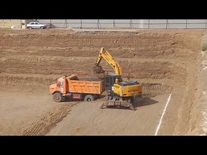Epic Excavator Showdown: Mastering the Art of Digging!