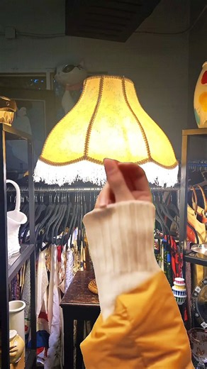 ✨💡 A Lamp With a Secret Glow… 💡✨ One of our incredible vendors (@VintagelandiaMarket) just brought in this absolute stunner & it’s not your average vintage lamp. Under normal light, it’s elegant & timeless. But flip the pull chain… & ✨ WOW ✨ This beauty glows under blacklight thanks to special pigments & materials used in vintage glass & ceramics that react to UV light. When the blacklight hits it, those hidden elements fluoresce, creating that dreamy green glow you’re seeing - a phenomenon yo