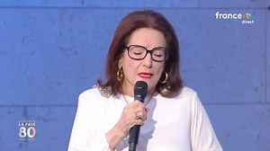 H Nana Mouskouri ανέβηκε ένα ακόμα σκαλί της ιστορίας! Η συμμετοχή της, στο Παρίσι, στους εορτασμούς για τα 80 χρόνια από τη λήξη του Β´ Παγκοσμίου Πολέμου στην Ευρώπη θα μείνει ανεξίτηλη. H 8η Μαίου είναι μεγάλη γιορτή για όλη την Ευρώπη και εορτάζεται σε όλες τις χώρες με πολύ μεγάλες εκδηλώσεις, θεωρείται ως η Ημέρα Νίκης κατά του ναζισμού ενώ λέγεται και VE Day (Victory in Europe Day). H μοναδική μας Νάνα Μούσχουρη τραγούδησε στη «Συναυλία Ειρήνης» (Le Concert de la Paix) που δόθηκε στην Αψί