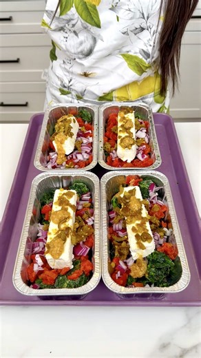 699K views · 7.6K reactions | Easy party appetizer I make a crowd-pleasing cheesy spinach dip with a creamy blend of sour cream, cream cheese, spinach, and various cheeses and served with chips or bread for dipping. | Amy L Daily Recipes | Facebook