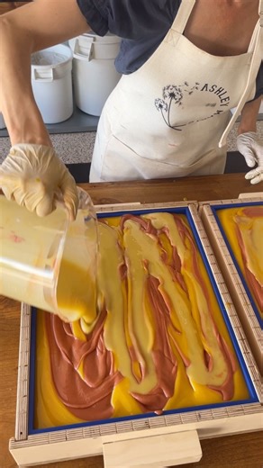 This soap smells like sunshine in a bar! The sweet citrus fragrance dominates the scent with subtle woody hints of cedarwood. Colored with infused annatto and rose kaolin clay with a liquid base of hibiscus tea, this bar is not only beautiful and healthy for the skin but its also uplifting, awakening and joyful. So to all the citrus lovers out there, enjoy! 🍊 ⁣ .⁣ .⁣ .⁣ .⁣ .⁣ #aromatherapy #essentialoil #essentialoilblends #essentialoils #sustainableskincare #naturalscent #essentialoilswork #gl