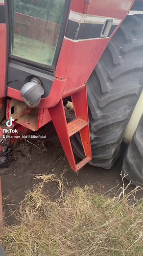 Got the duals off the 3588 today #ih3388 #ih3588 #ih2plus2 #iH #internationalharvester #abandoned #ihtractor #bigredmachine #1980snostalgia #80sagriculture #dinasour #fyp #farmerkid1466 #SeeHerGreatness #canitbesaved